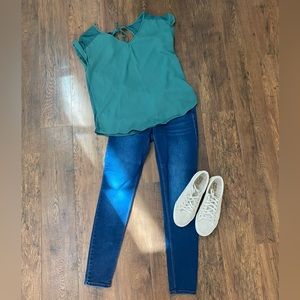 Short sleeve ladies blouse. Size M. NWT.